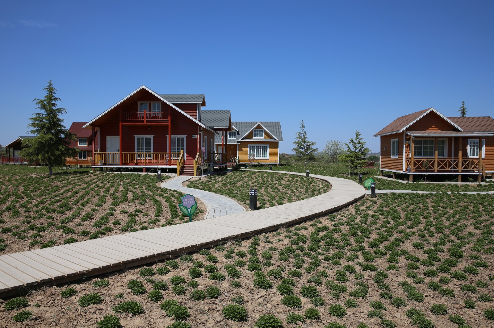 义渠百花园内的欧式木屋别墅