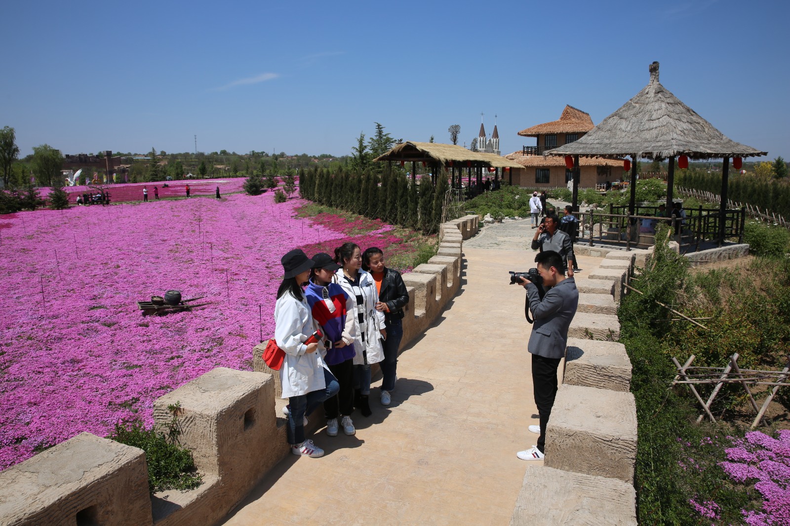 游客在义渠百花园里拍照留念