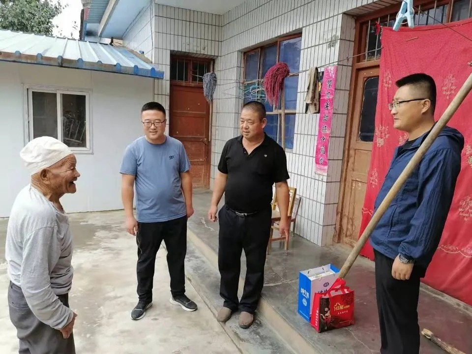 长庆桥镇开展中秋慰问活动